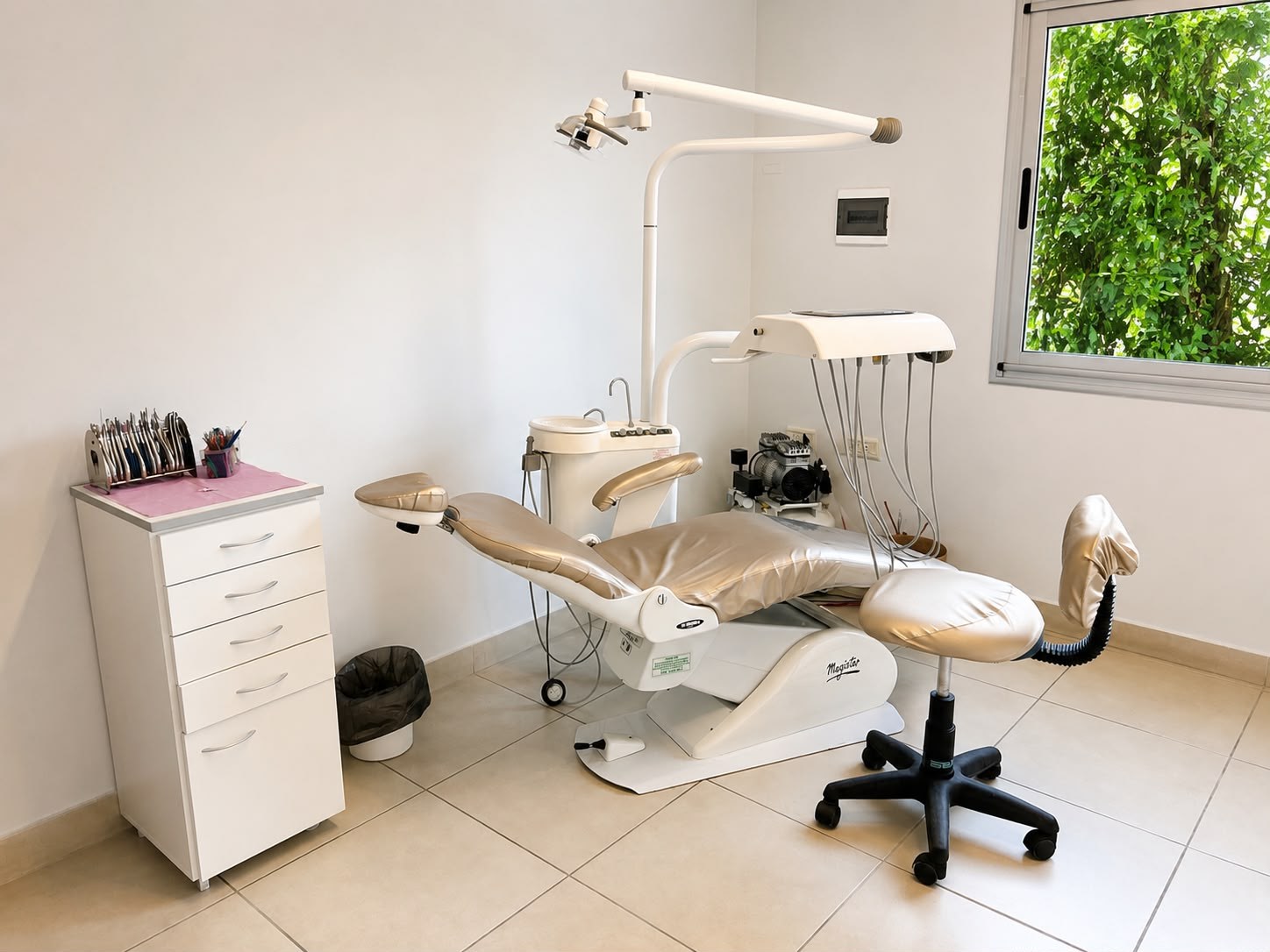 Sala clínica luminosa con sillón odontológico beige