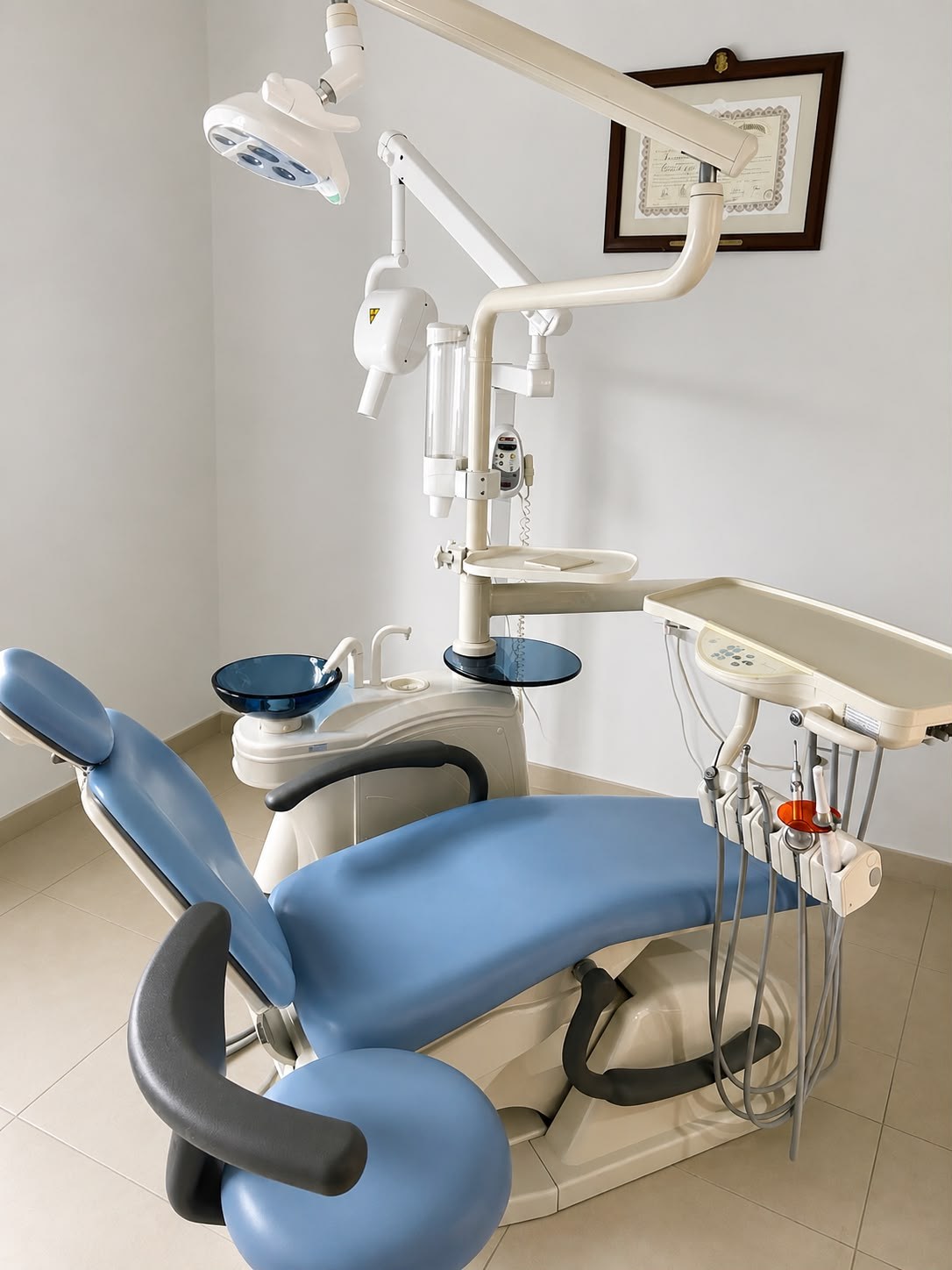 Sillón odontológico azul con instrumental clínico